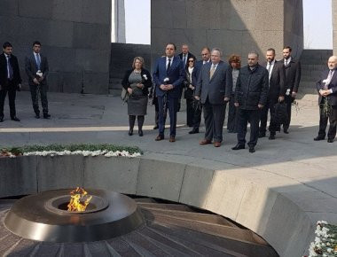 Ο Ν. Κοτζιάς τιμά τους νεκρούς της Γενοκτονίας των Αρμενίων